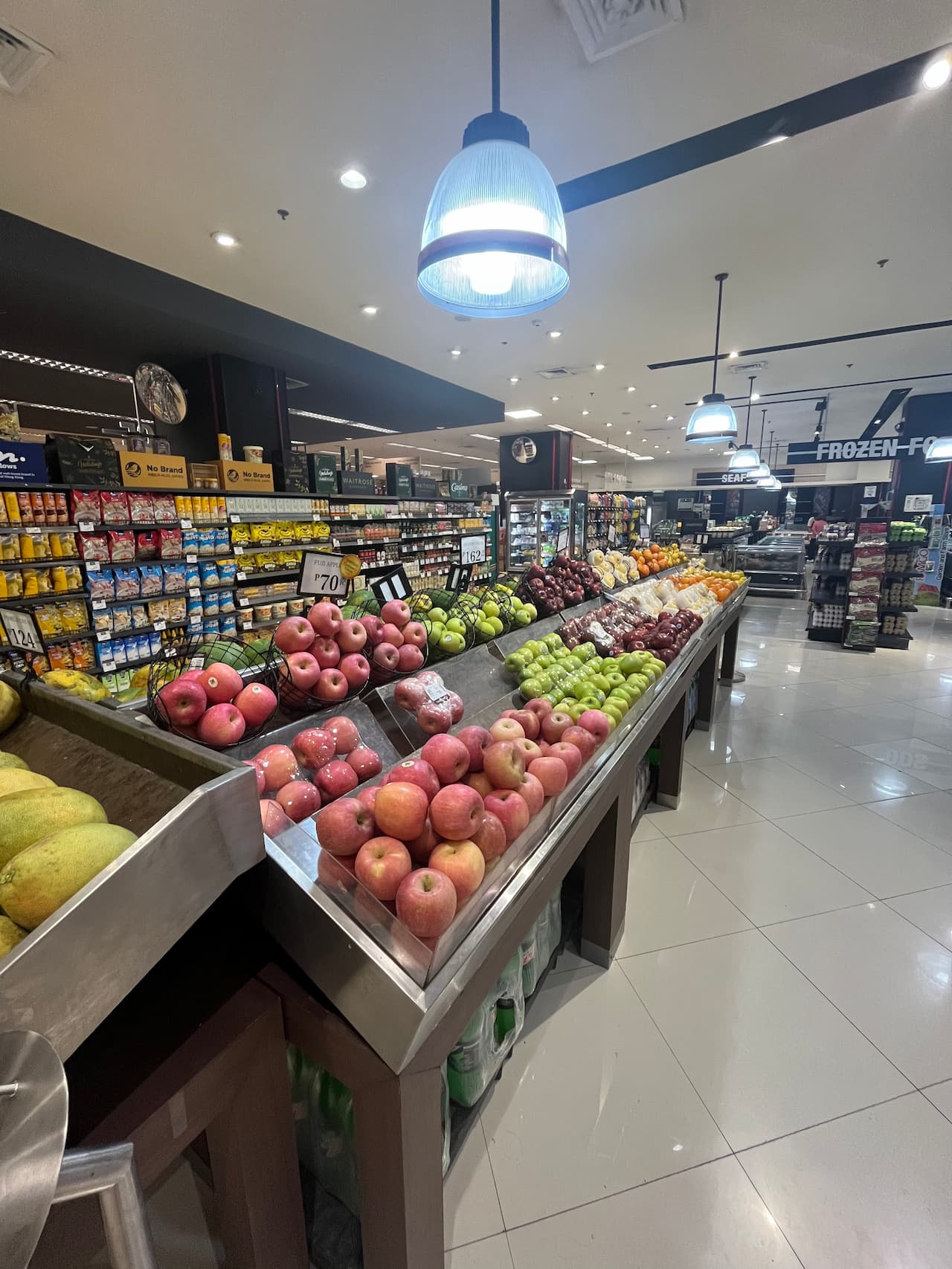 フィリピンのスーパーではリンゴが一つ70ペソで売られている。